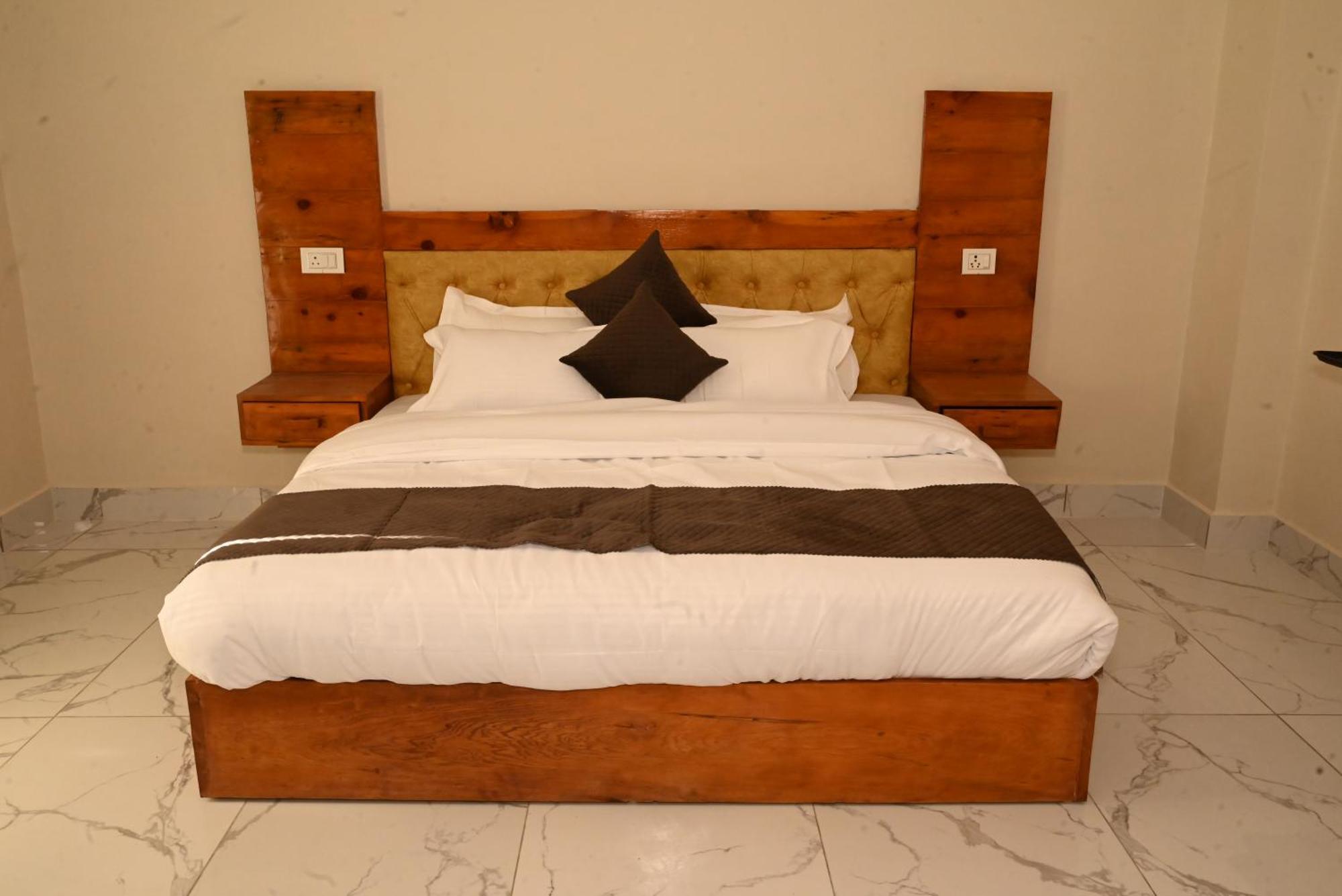 Himalayan Hill Top Resort Канатал Екстериор снимка