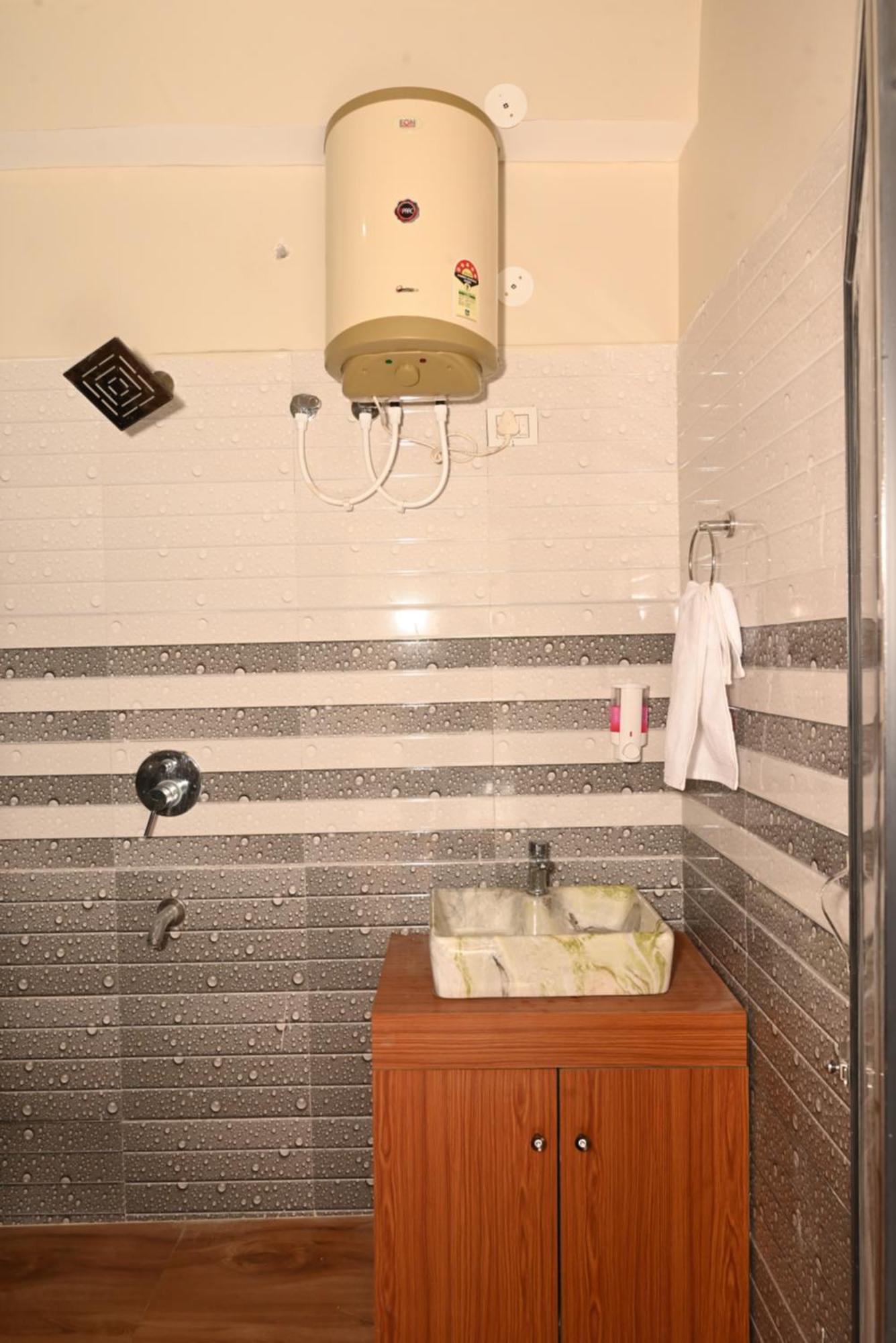 Himalayan Hill Top Resort Канатал Екстериор снимка