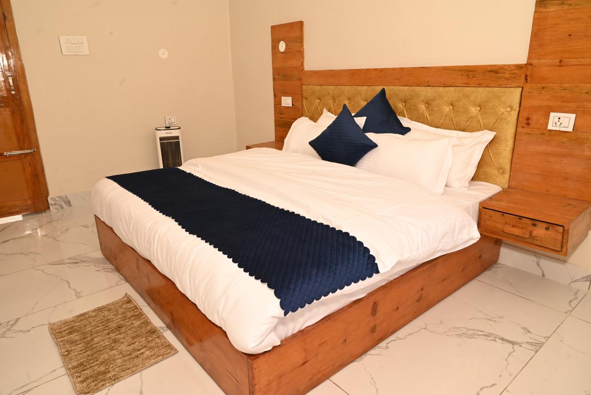 Himalayan Hill Top Resort Канатал Екстериор снимка