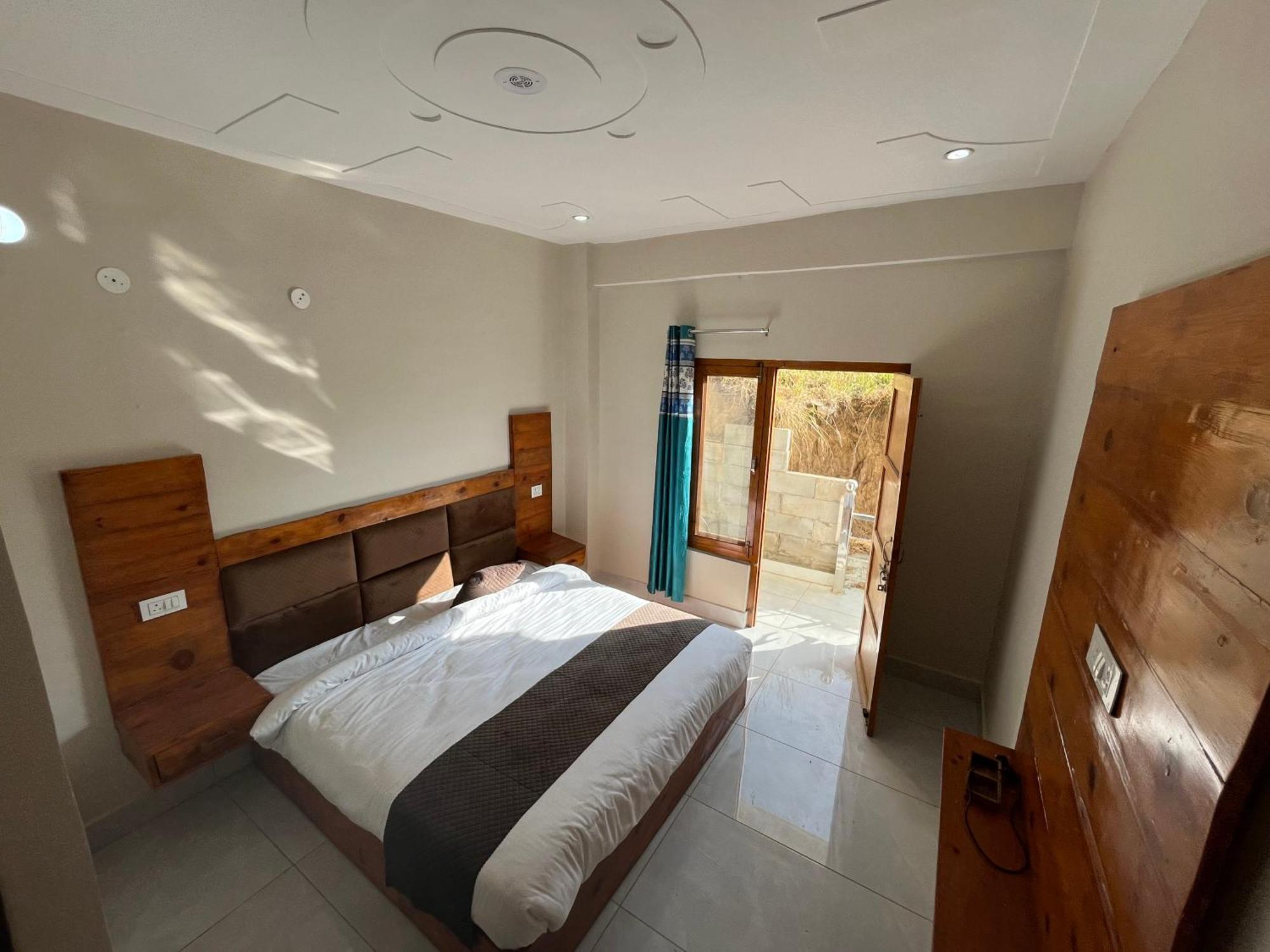 Himalayan Hill Top Resort Канатал Екстериор снимка