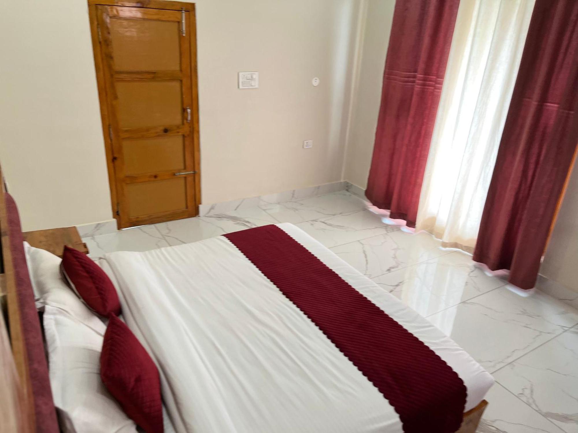 Himalayan Hill Top Resort Канатал Екстериор снимка