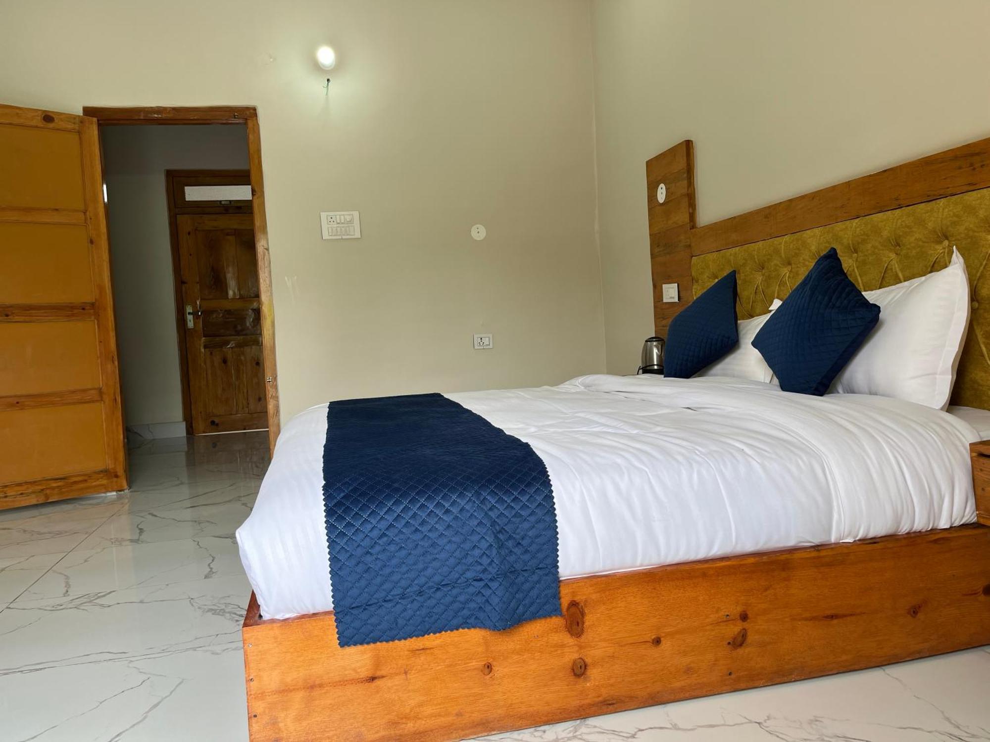 Himalayan Hill Top Resort Канатал Екстериор снимка